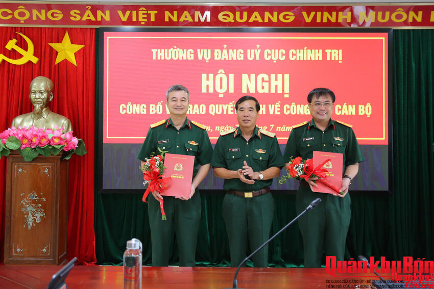 Cục Chính trị Quân khu 4 công bố, trao quyết định công tác cán bộ
