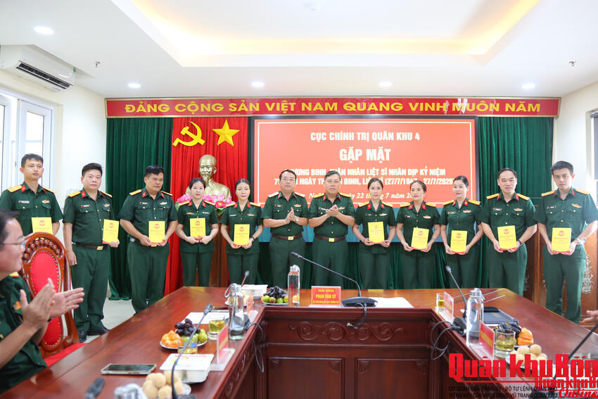 Cục Chính trị Quân khu 4 gặp mặt thương binh, thân nhân liệt sĩ