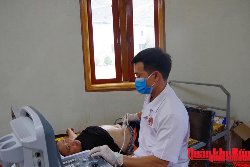 Cán bộ quân y nặng tình nơi đại ngàn đất Bạn