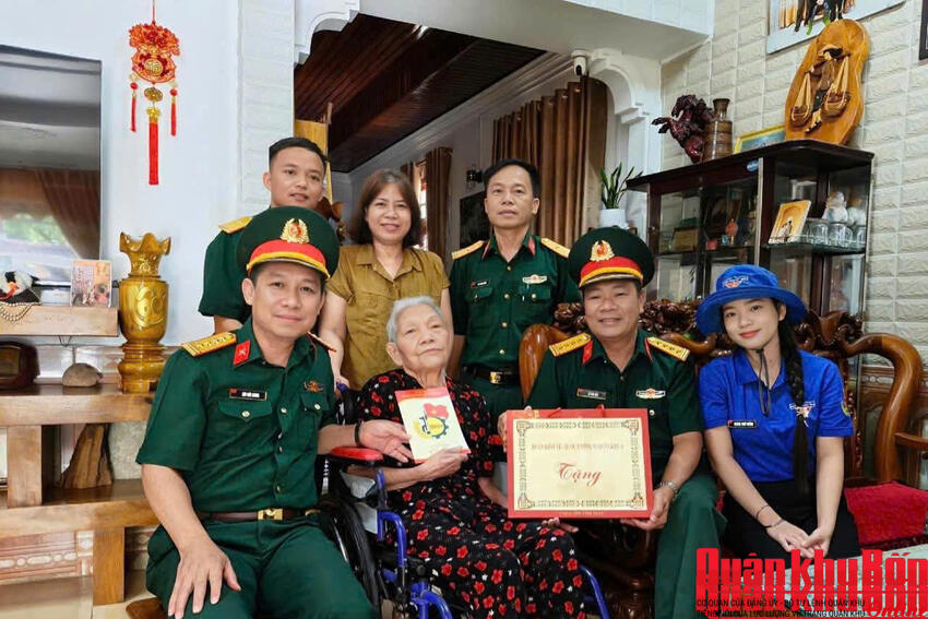 Đoàn Kinh tế - Quốc phòng 92 tri ân nghĩa tình nơi biên giới