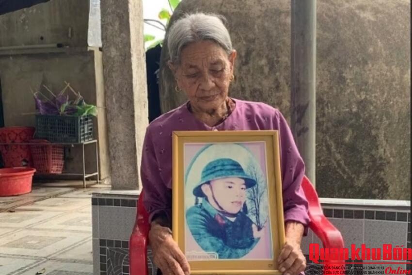 Mẹ vẫn chờ con…
