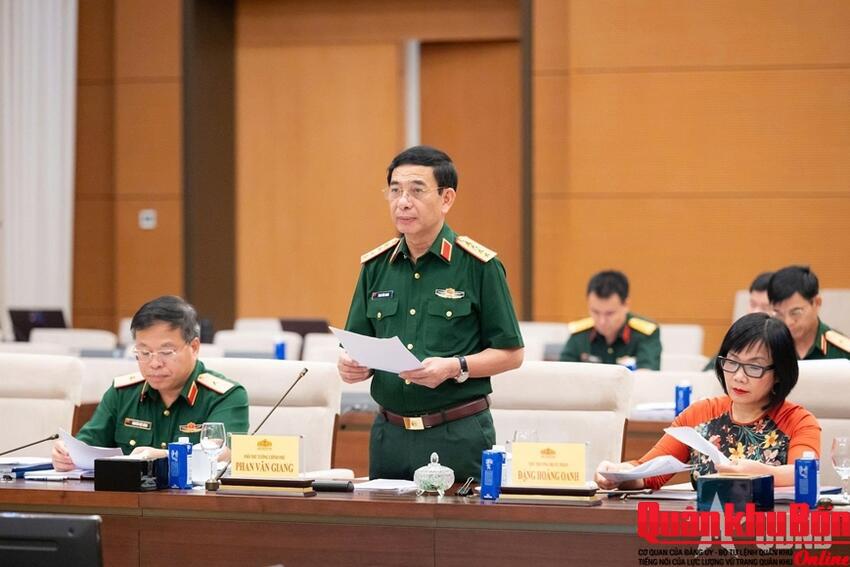 Ủy ban Thường vụ Quốc hội cho ý kiến về dự án Luật sửa đổi, bổ sung một số điều của 9 luật về quân sự, quốc phòng
