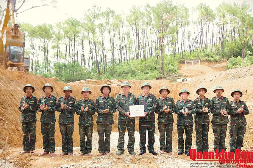Cục Hậu cần - Kỹ thuật Quân khu 4 kiểm tra, động viên cán bộ, chiến sĩ xây dựng công trình diễn tập