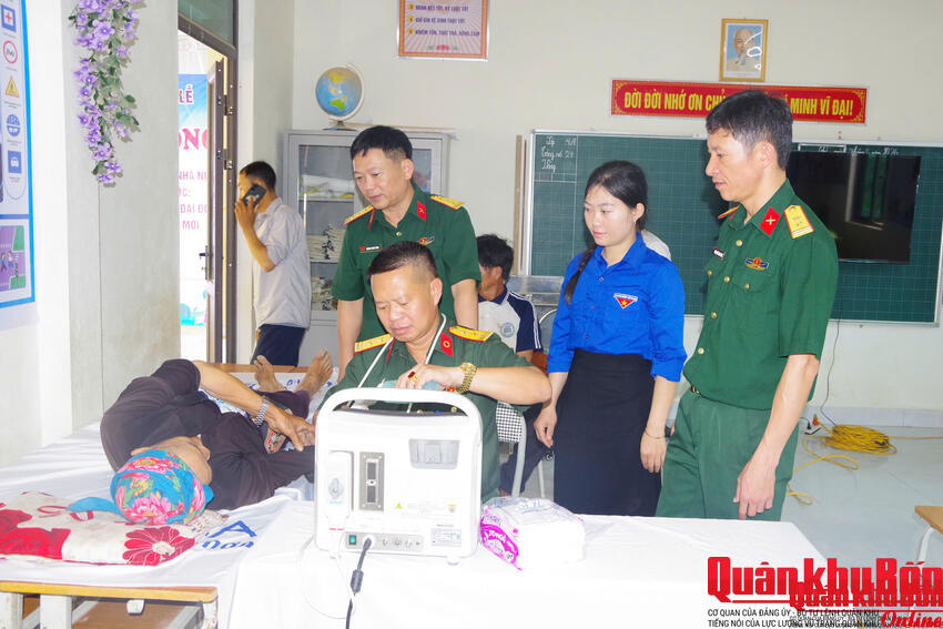 Đoàn Kinh tế - Quốc phòng 4: Khám, tư vấn sức khỏe và cấp phát thuốc miễn phí tại xã Tri Lễ