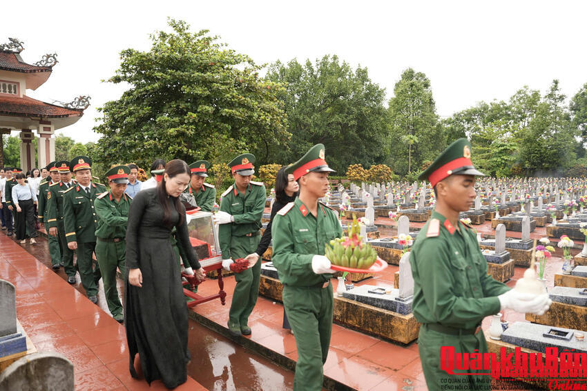 Sư đoàn 968: Truy điệu, an táng hài cốt liệt sĩ tìm thấy trong vườn nhà dân