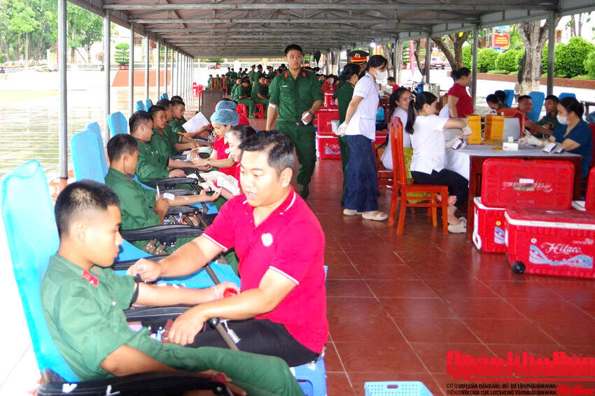 Trường Quân sự Quân khu 4: Gần 500 đơn vị máu được hiến