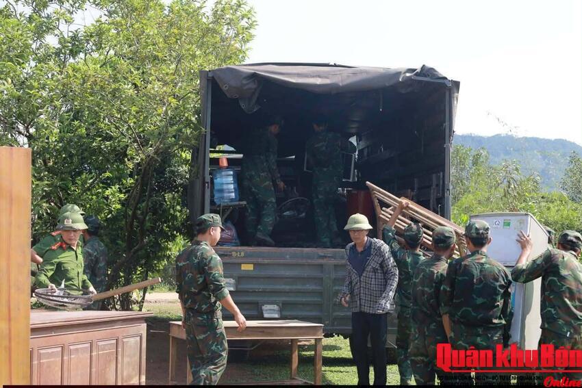 Ban Chỉ huy Quân sự xã Nam Đàn (Nghệ An) hỗ trợ Nhân dân di chuyển nhà ở