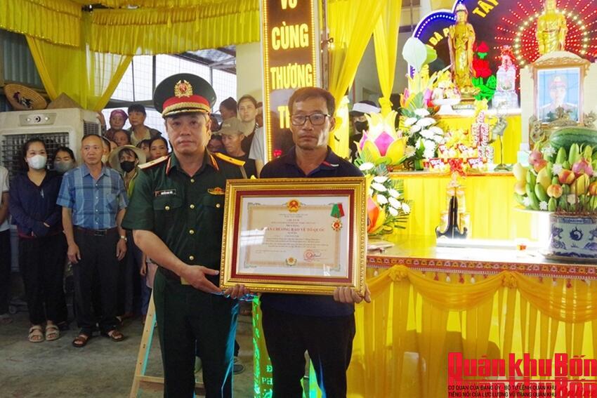 Trao Huân chương Bảo vệ Tổ quốc hạng Ba tới thân nhân của Trung sĩ Cao Tuấn Anh