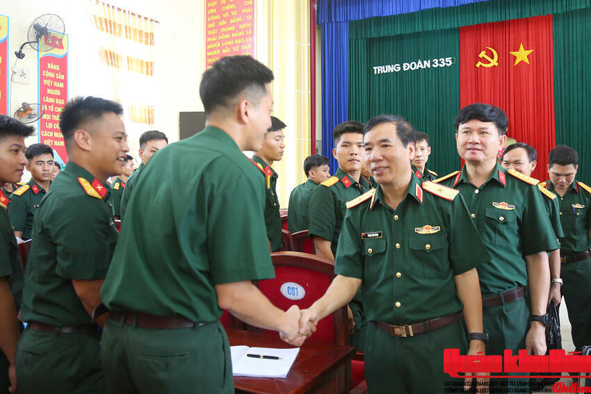 Đồng chí Chủ nhiệm Chính trị Quân khu 4 động viên cán bộ phân đội tốt nghiệp ra trường năm 2026