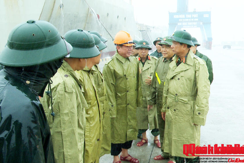 Trung tướng Hà Thọ Bình, Tư lệnh Quân khu 4 kiểm tra, chỉ đạo ứng phó mưa lũ