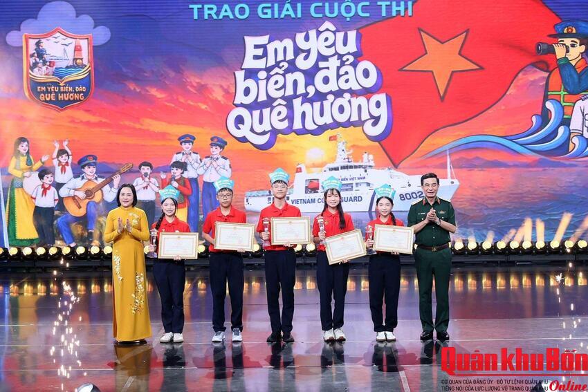 Đại tướng Phan Văn Giang dự đêm Gala và trao giải cuộc thi ‘Em yêu biển, đảo quê hương’