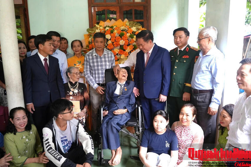 Đại tướng Nguyễn Trọng Nghĩa trao Huy hiệu 80 năm tuổi Đảng cho đảng viên ở Quảng Trị
