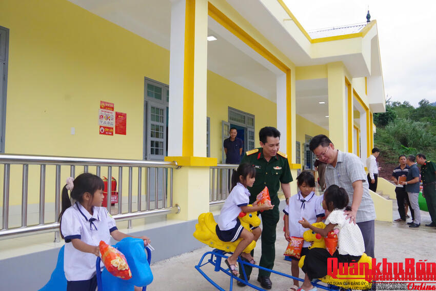 Ấm áp tình quân dân nơi điểm trường Cha Lo