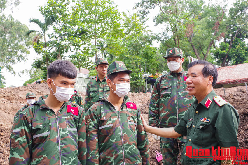 Đoàn công tác Quân khu 4 tri ân các Anh hùng liệt sĩ tại Công viên Lê Thị Riêng