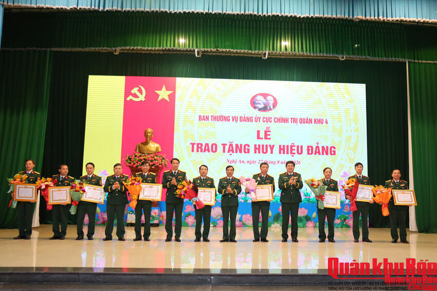Thường vụ Đảng ủy Cục Chính trị Quân khu 4: Trao tặng Huy hiệu 35, 30 năm tuổi Đảng