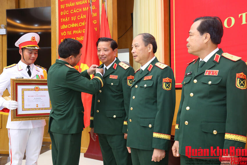 Ban Thường vụ Đảng ủy Quân khu 4: Trao tặng Huy hiệu 35 năm tuổi Đảng