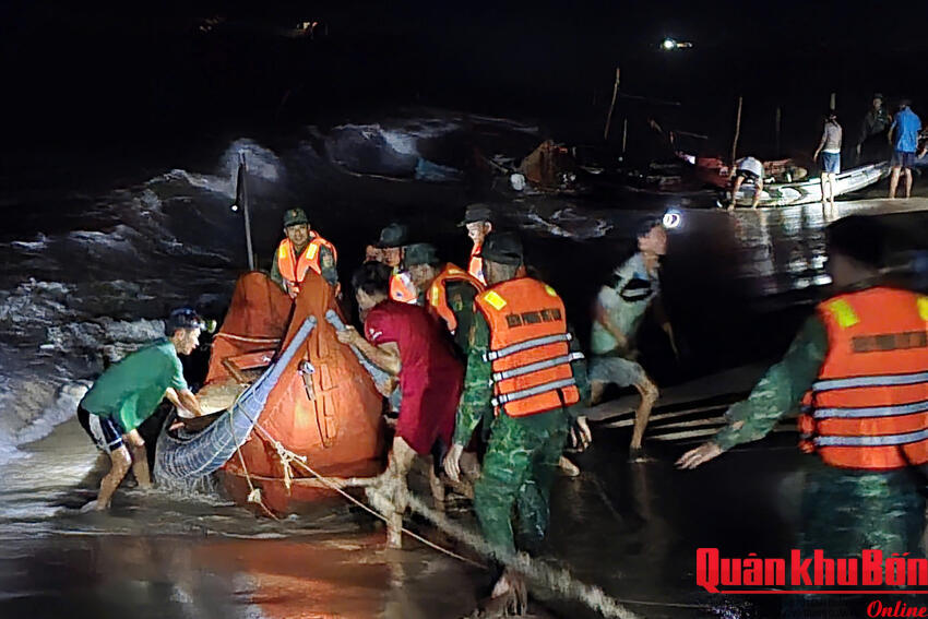Bộ đội Biên phòng tỉnh Quảng Trị hỗ trợ ngư dân bị chìm thuyền trên biển