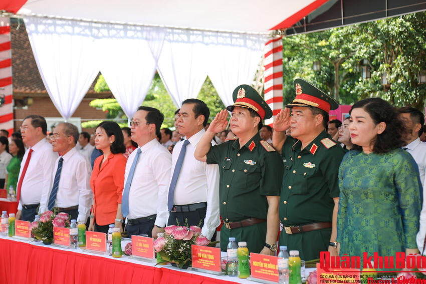 Trang trọng Lễ dâng hoa, dâng hương tưởng niệm 57 năm ngày mất của Chủ tịch Hồ Chí Minh