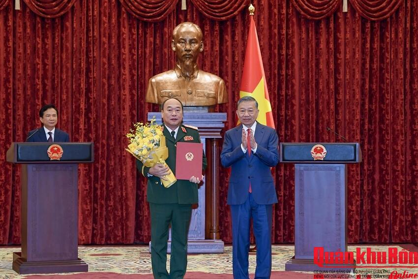Tổng Bí thư, Chủ tịch nước Tô Lâm trao quyết định thăng quân hàm Thượng tướng đối với đồng chí Lê Quang Đạo