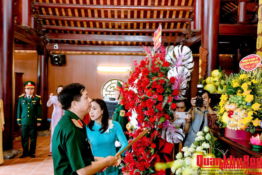 Thiếu tướng Lê Văn Trung dự Lễ tưởng niệm 84 năm Ngày hy sinh của Tổng Bí thư Lê Hồng Phong