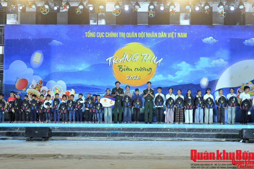 Nhiều phần quà ý nghĩa được trao tại Chương trình "Trăng thu biên cương" năm 2026