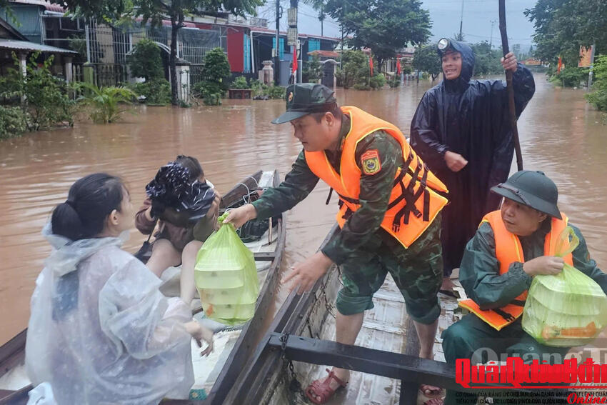 Đồn Biên phòng quốc tế Lao Bảo:Trao 500 suất cơm tiếp sức bà con vùng ngập lụt ở xã Lao Bảo