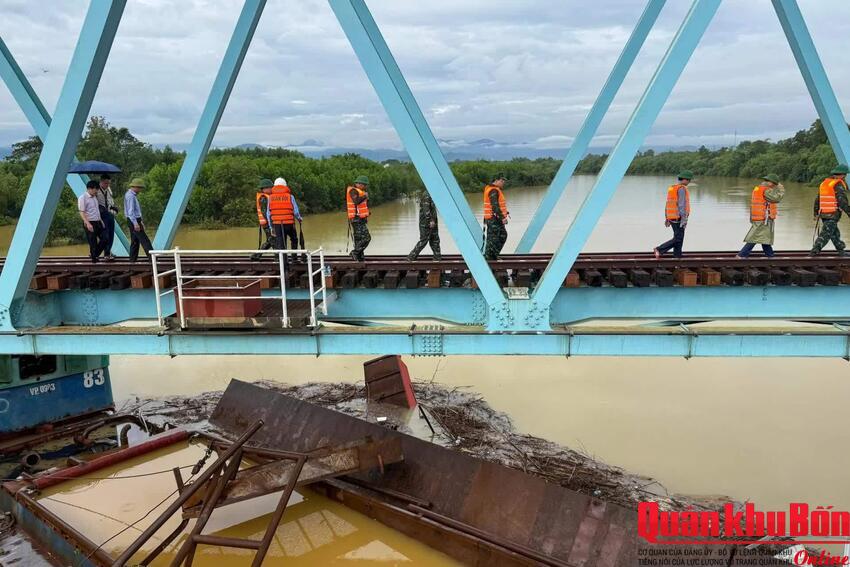 Mưa lớn, gây ngập lụt, chia cắt tại nhiều địa phương