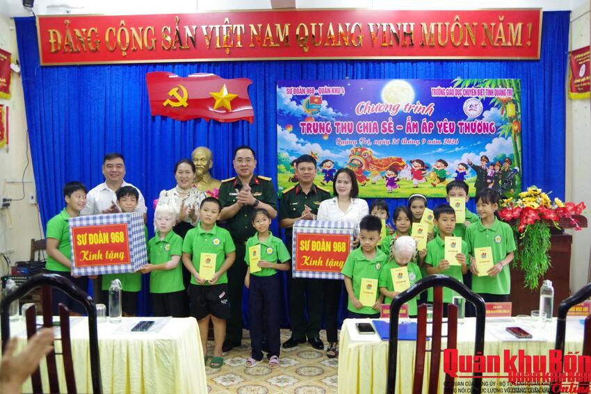 Sư đoàn 968 (Quân khu 4): Trao quà cho em khuyết tật nhân dịp tết trung thu
