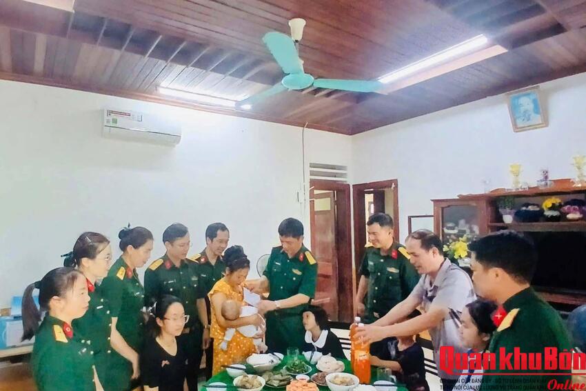 Lữ đoàn Phòng không 283 (Quân khu 4) tổ chức hoạt động “Bữa cơm nghĩa tình”