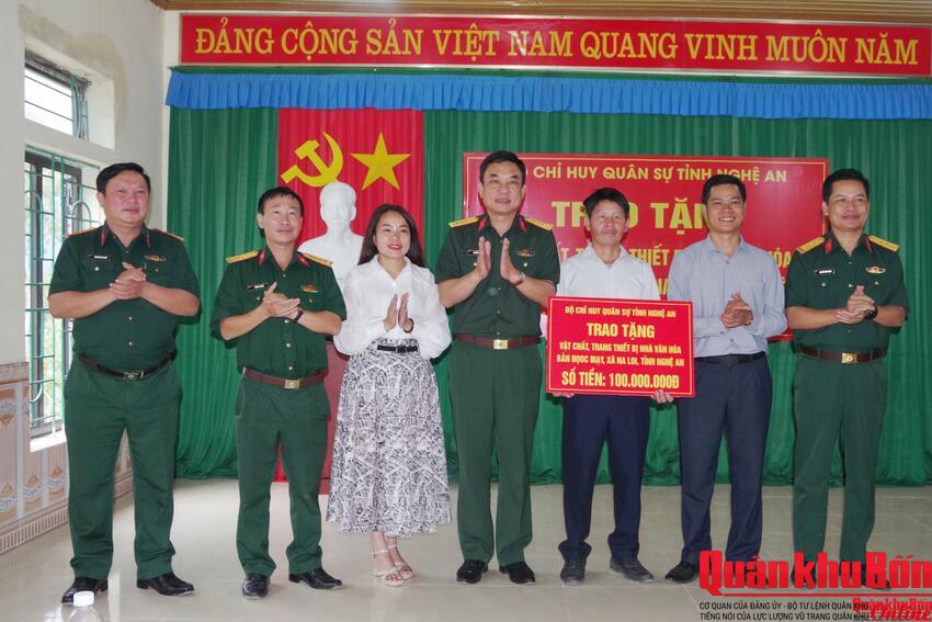 Bộ Chỉ huy Quân sự tỉnh Nghệ An: Trao tặng trang thiết bị Nhà văn hóa bản Đoọc Mạy