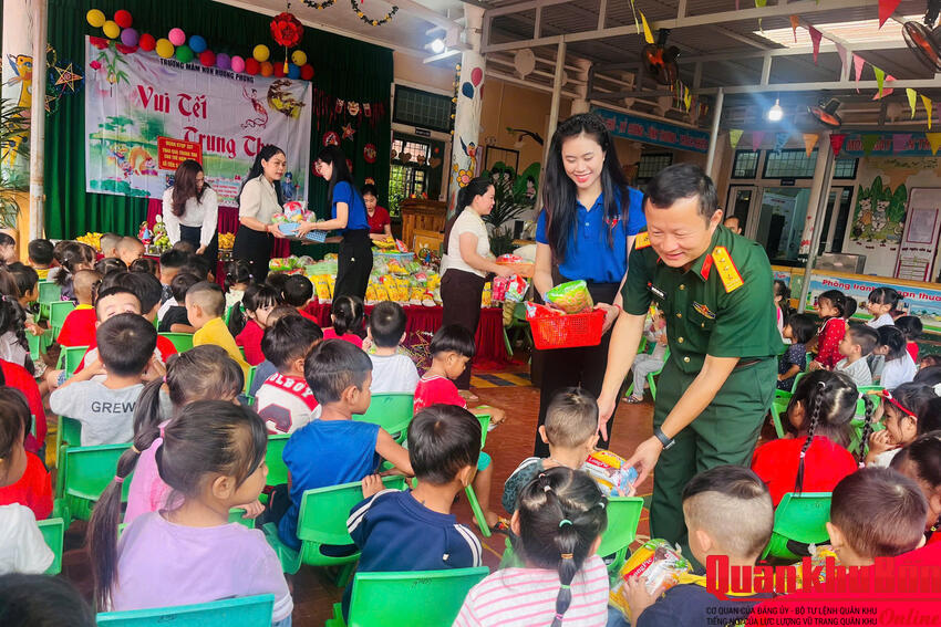 Quân khu 4: Nhiều phần quà ý nghĩa tặng trẻ em nhân dịp Tết Trung thu