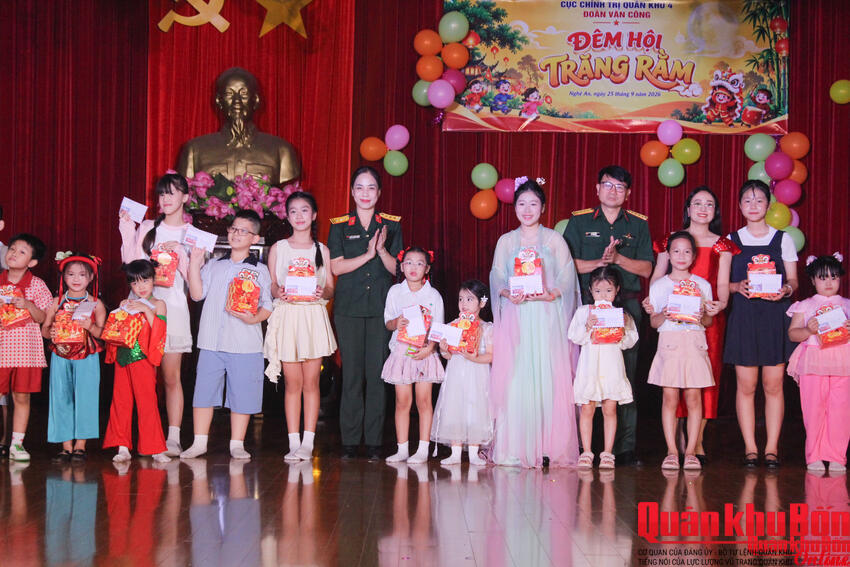Đoàn Văn công Quân khu 4 tổ chức “Đêm hội trăng rằm”