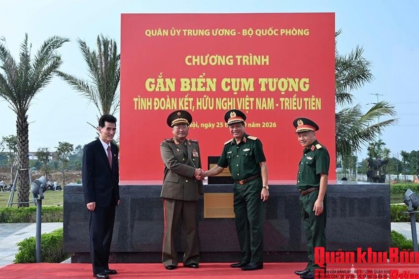 Gắn biển Cụm tượng tình đoàn kết, hữu nghị Việt Nam - Triều Tiên tại Bảo tàng Lịch sử Quân sự Việt Nam