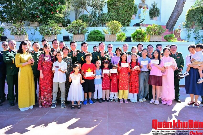 Đại tướng Nguyễn Trọng Nghĩa thăm Đại sứ quán Việt Nam tại Algeria