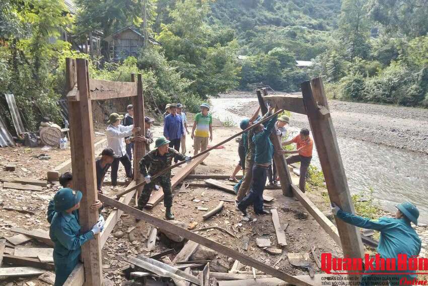 Lực lượng vũ trang xã Mường Típ (Nghệ An) hỗ trợ Nhân dân tháo dỡ nhà cửa di dời đến nơi ở mới