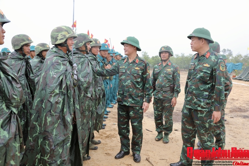 Thiếu tướng Hoàng Duy Chiến, Phó Tư lệnh Quân khu 4 thông qua phương án diễn tập thực binh tại Hà Tĩnh