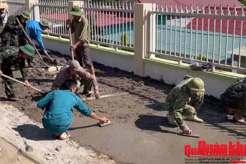 Đoàn Kinh tế – Quốc phòng 5 (Quân khu 4) tham gia tu sửa trường học