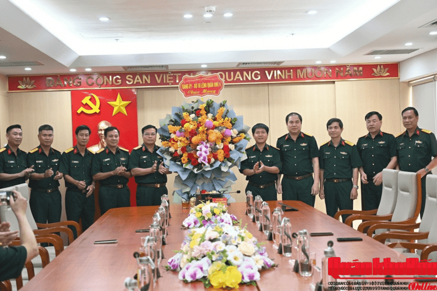 Bộ Tư lệnh Quân khu 4 chúc mừng Ngày Doanh nhân Việt Nam 13/10