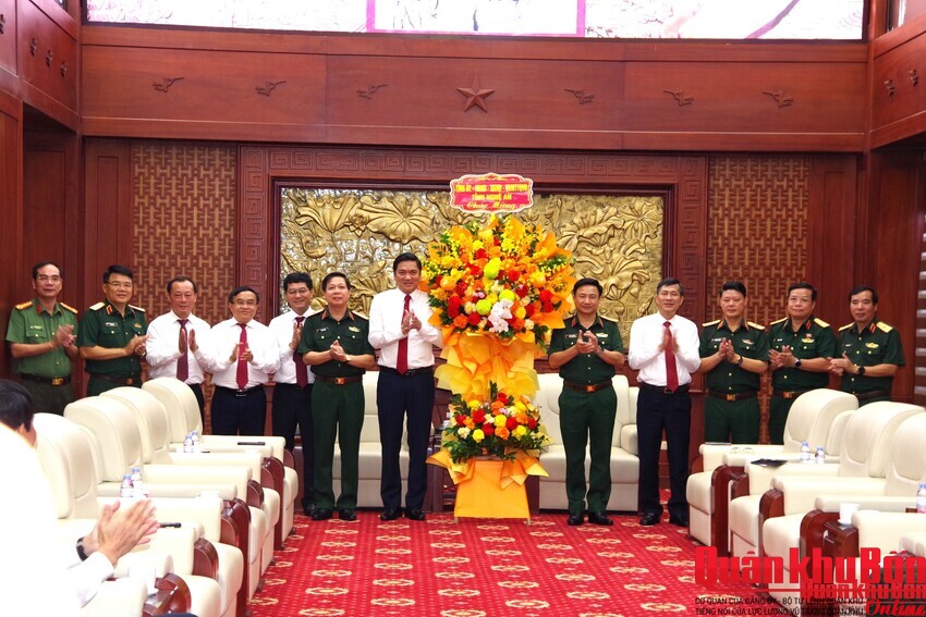 Chúc mừng Ngày truyền thống Lực lượng vũ trang Quân khu 4