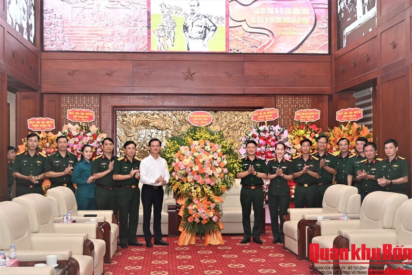 Tỉnh Hà Tĩnh chúc mừng Ngày truyền thống lực lượng vũ trang Quân khu 4