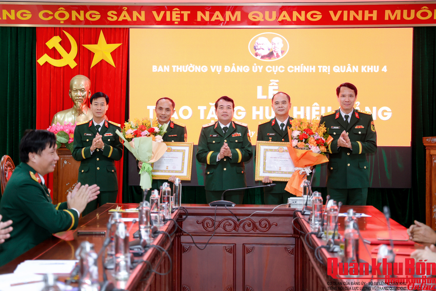 Thường vụ Đảng ủy Cục Chính trị Quân khu 4: Trao tặng Huy hiệu 35 và 30 năm tuổi Đảng