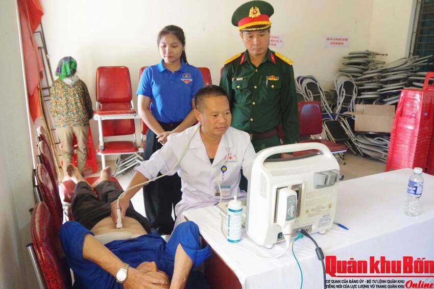 Đoàn Kinh tế - Quốc phòng 4 (Quân khu 4) khám, cấp thuốc miễn phí cho Nhân dân