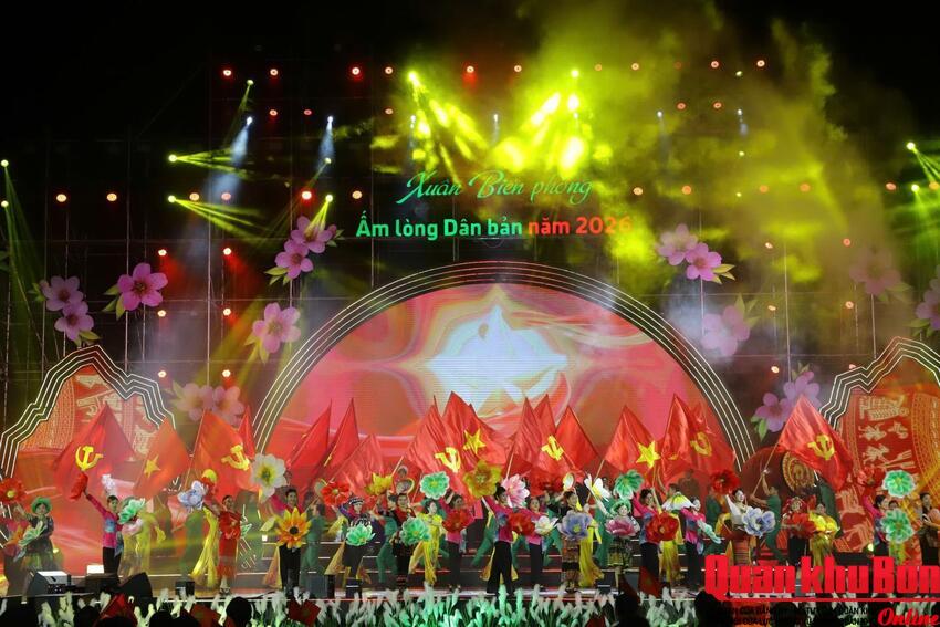 Đồng chí Lê Minh Hưng dự chương trình nghệ thuật “Xuân Biên phòng ấm lòng dân bản” tại Hà Tĩnh