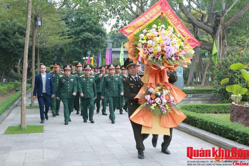 Thường vụ Đảng ủy, Bộ Tư lệnh Quân khu 4 dâng hoa, dâng hương tưởng niệm Chủ tịch Hồ Chí Minh