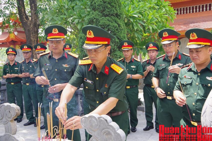 Bộ Chỉ huy Quân sự tỉnh Hà Tĩnh dâng hoa, dâng hương tại các “địa chỉ đỏ” ở Quảng Trị