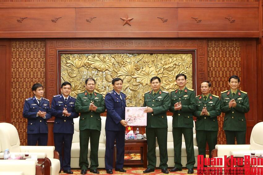 Bộ Tư lệnh Cảnh sát biển Vùng 1 chúc mừng năm mới Bộ Tư lệnh Quân khu 4