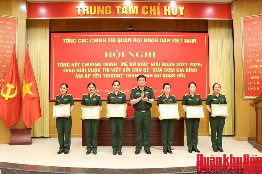 Nhiều tập thể, cá nhân Quân khu 4 được khen thưởng trong thực hiện Chương trình “Mẹ đỡ đầu”