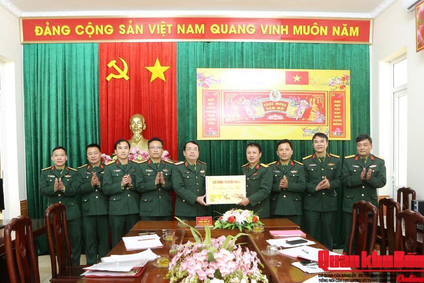 Thiếu tướng Phan Văn Sỹ kiểm tra sẵn sàng chiến đấu và chúc Tết các đơn vị