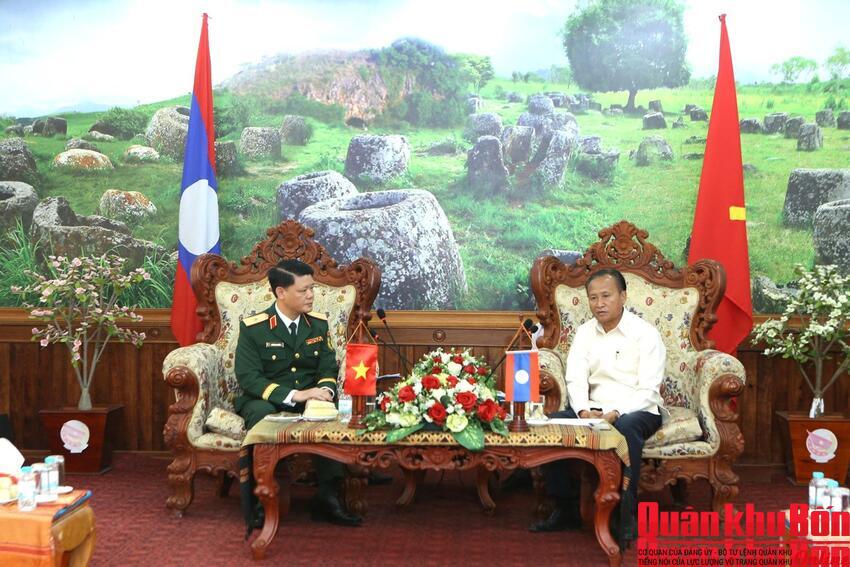 Thiếu tướng Hoàng Duy Chiến, Phó Tư lệnh Quân khu 4 thăm, chúc Tết Bunpimay tại tỉnh Xiêng Khoảng