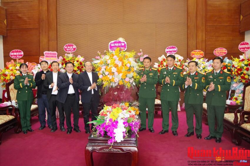Tổng đại diện Giáo phận Hà Tĩnh chúc mừng Bộ CHQS tỉnh nhân kỷ niệm Ngày thành lập Quân đội Nhân dân Việt Nam